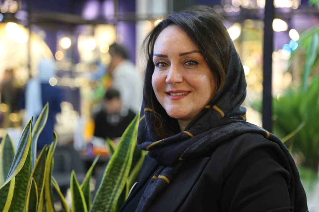 خانم اصفهانی - کارشناس فروش پکیج ایساتیس